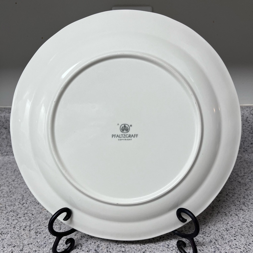 Pfaltzgraff Red Ribbons Pattern Holiday Dinner Plates - Picture 8 of 9